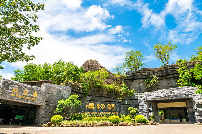 Hồ nước có "thủy quái" sinh sống đầy bí ẩn ở Trung Quốc Hồ nước có "thủy quái" sinh sống đầy bí ẩn ở Trung Quốc