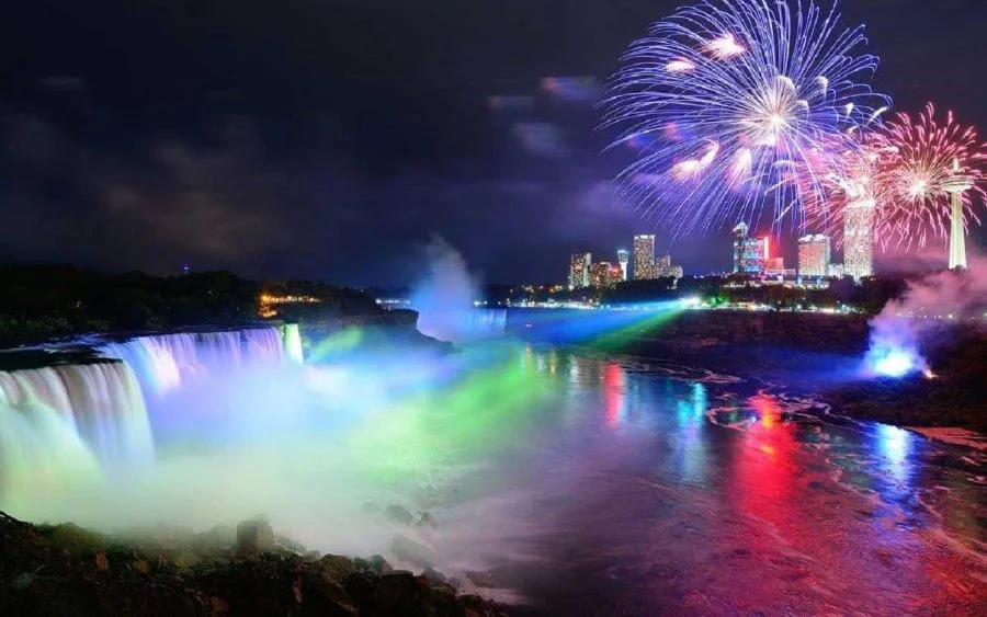 Khi màn đêm buông xuống, Thác Niagara được khoác lên mình một chiếc áo choàng ánh sáng lộng lẫy