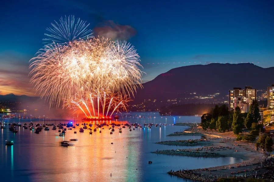 Bầu trời đêm Vancouver sẽ bừng sáng với hàng nghìn tia pháo hoa đầy màu sắc, tạo nên một khung cảnh huyền ảo và tráng lệ