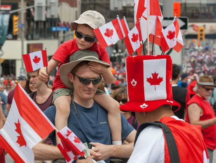 Vào ngày 1 tháng 7 hàng năm, Canada khoác lên mình chiếc áo rực rỡ với sắc đỏ và trắng của Quốc kỳ để chào mừng Ngày Quốc khánh