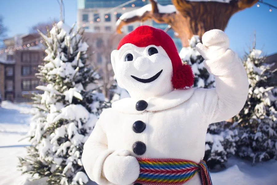 Biểu tượng của Lễ hội là Bonhomme Carnaval - ông tuyết khổng lồ với nụ cười rạng rỡ, chào đón du khách đến với Lễ hội