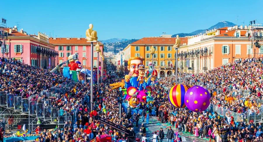 Lễ hội hóa trang Nice Carnival chiêu đãi khách tham quan hàng loạt các hoạt động vui chơi giải trí thú vị 