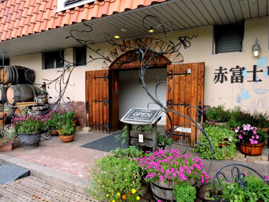 Quán rượu Kawaguchiko không chỉ là nơi để bạn thưởng thức rượu sake truyền thống mà còn là thiên đường ẩm thực với các món ăn đặc sản hấp dẫn
