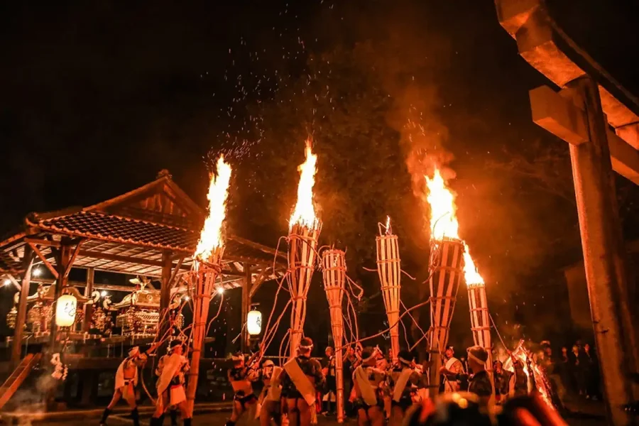 Màn trình diễn múa lửa tại lễ hội Fuji Kawaguchiko là một trong những điểm nhấn không thể bỏ qua
