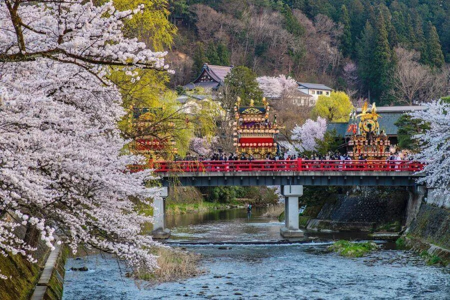 Lễ hội mùa xuân Takayama độc đáo tại Nhật Bản