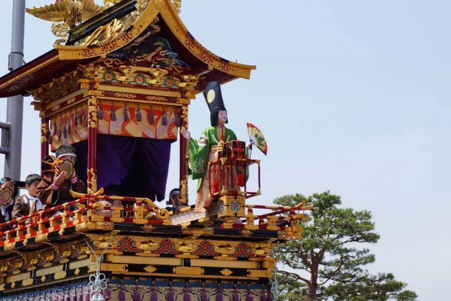 Xe diễu hành yatai là một trong những điểm nhấn không thể bỏ qua trong tour du lịch Nhật Bản khám phá Lễ hội mùa xuân Takayama độc đáo