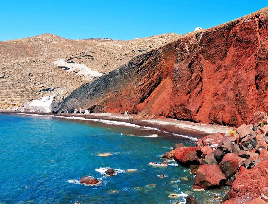Red Beach là bãi biển độc đáo với những vách đá đỏ rực bao quanh
