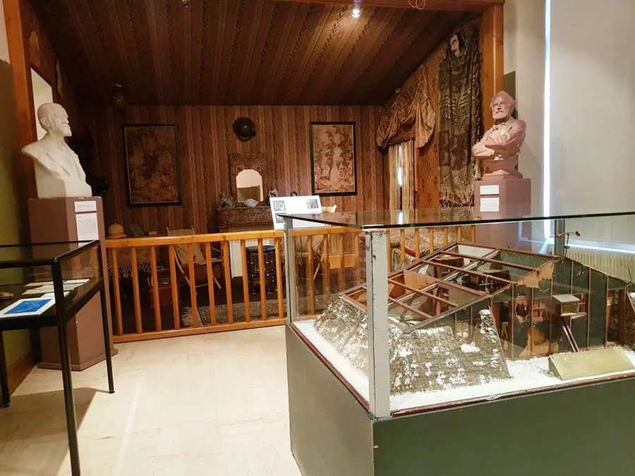 Khu vực trưng bày bên trong Bảo tàng Alps (Musée Alpin) 