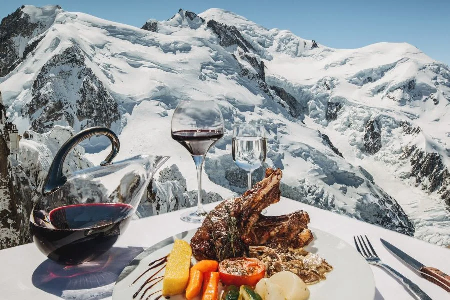 Thưởng thức ẩm thực địa phương ở Chamonix cũng là một hoạt động hấp dẫn du khách không nên bỏ qua 