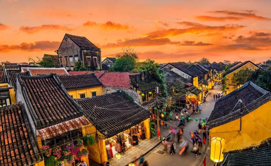 Hội An, viên ngọc quý ẩn mình giữa lòng Quảng Nam, là một thành phố cổ kính mang vẻ đẹp lung linh huyền ảo