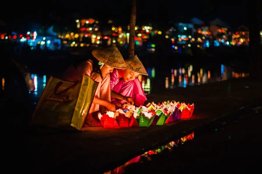 Thả đèn hoa đăng cầu may trên sông Hoài