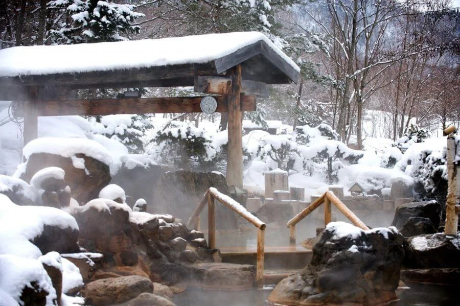 Giữa tiết trời lạnh giá, việc được ngâm mình trong Onsen mang đến một cảm giác thư thái tuyệt vời