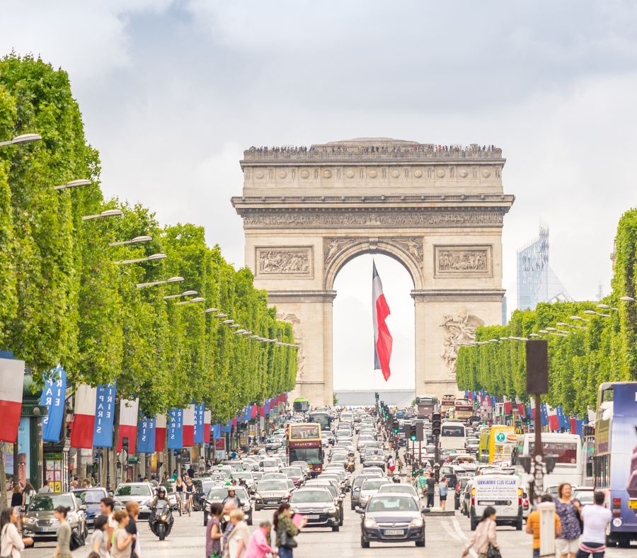 Đại lộ Champs-Élysées được mệnh danh là đại lộ đẹp nhất thế giới