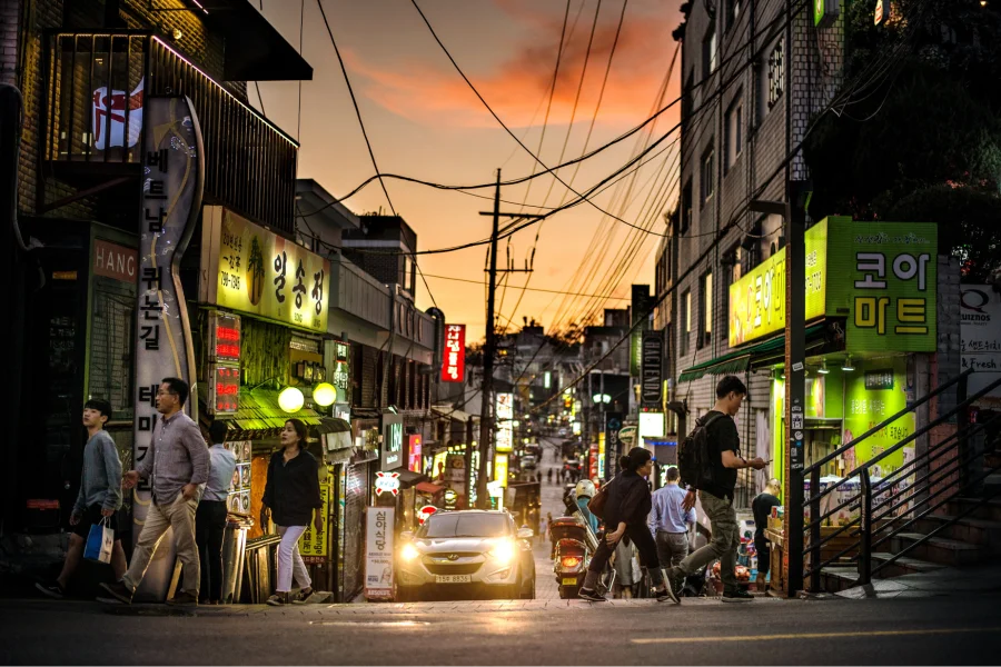 Itaewon từ lâu đã nổi tiếng là một trong những khu phố sầm uất nhất Hàn Quốc