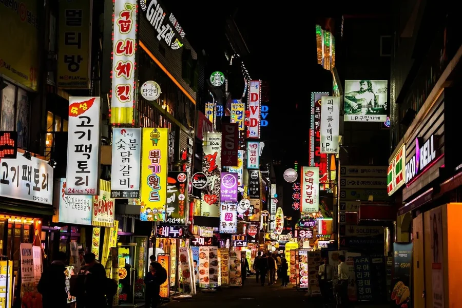 Itaewon về đêm là một bức tranh đầy màu sắc, nơi nhịp sống dường như không bao giờ ngủ