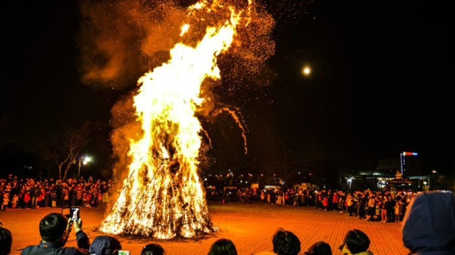 Đốt lửa Daljip là một nghi thức truyền thống quan trọng trong lễ hội Jeongwol Daeboreum