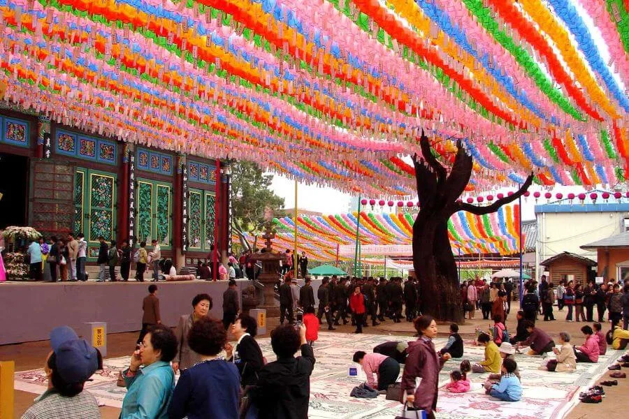 Tại Jogyesa, mọi người cùng nhau tụng kinh, niệm Phật, cầu nguyện cho một ngày an lành và hạnh phúc