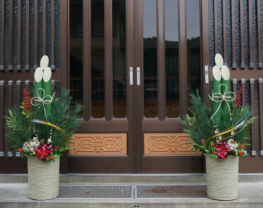 Hoa mận và cải xoăn trong Kadomatsu mang ý nghĩa sâu sắc về sự may mắn và thịnh vượng trong văn hóa Nhật Bản