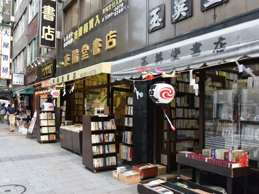Con đường sách Kanda Jinbocho ở Tokyo thu hút đông đảo các tín đồ du lịch Nhật Bản đến khám phá