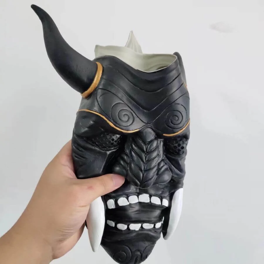 Mặt nạ Oni là một biểu tượng mạnh mẽ và đáng sợ, thường được sử dụng trong các lễ hội truyền thống, sân khấu kịch Noh và các nghi lễ tôn giáo