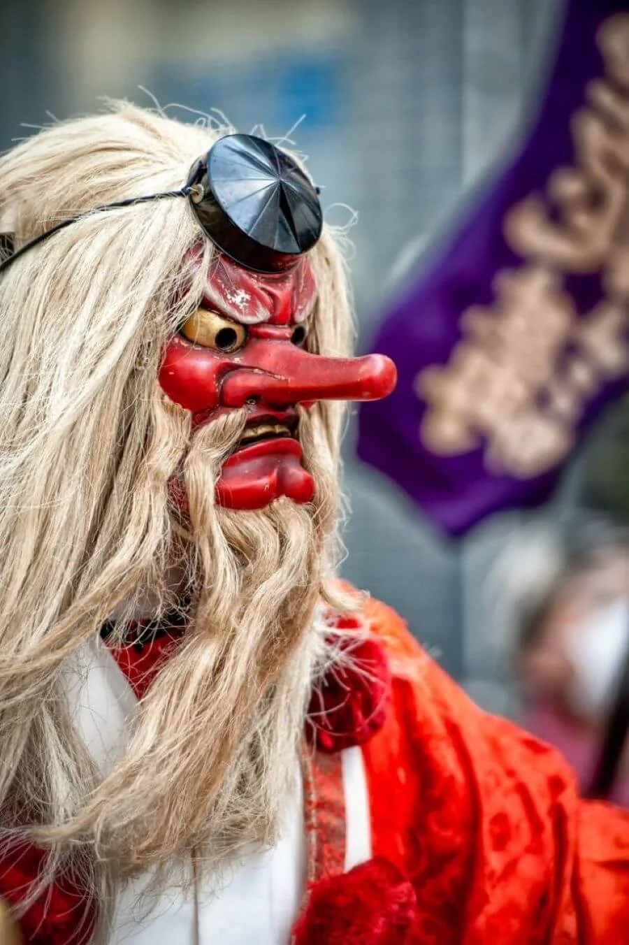 Tengu được miêu tả với hình dáng nửa người nửa chim, có cánh, mỏ chim và khuôn mặt đỏ rực với chiếc mũi dài đặc trưng
