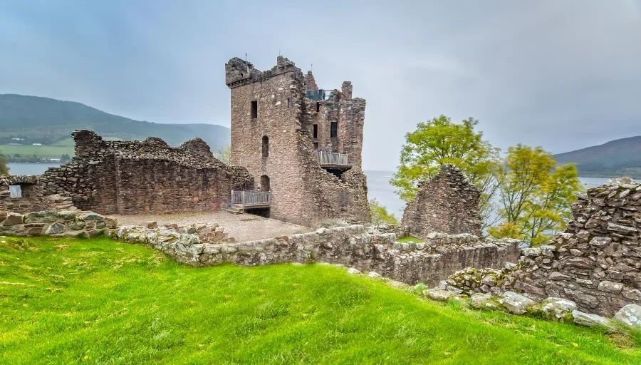 Xung quanh hồ Loch Ness có nhiều điểm tham quan thú vị