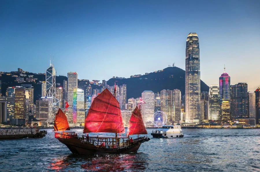 Cảnh quan những tòa cao ốc rực rỡ ánh đèn về đêm tại Cảng Victoria