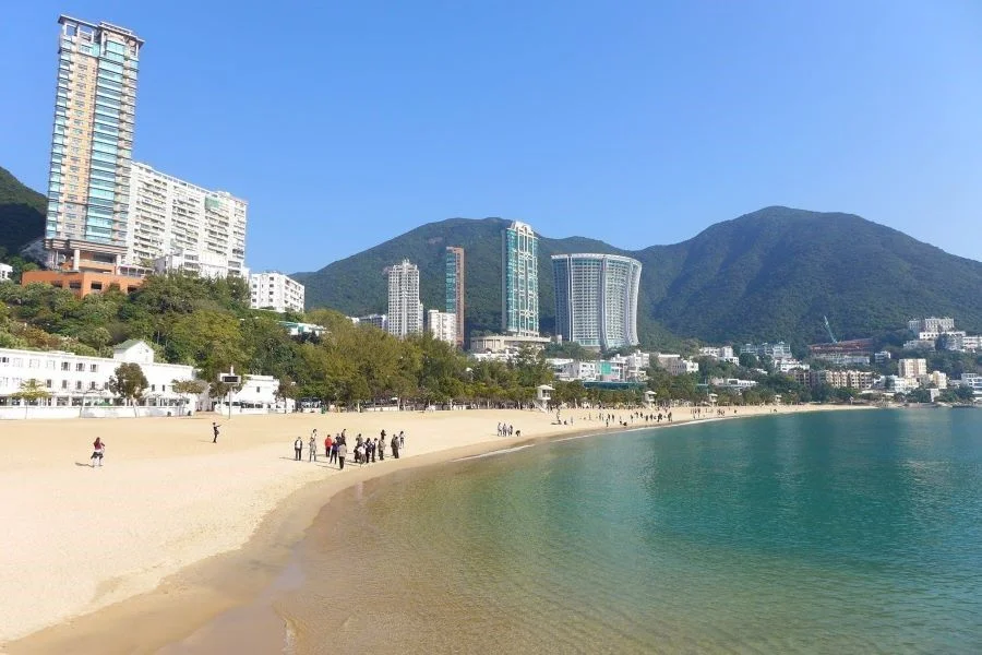 Vịnh nước cạn sở hữu bãi biển hình lưỡi liềm vô cùng thú vị