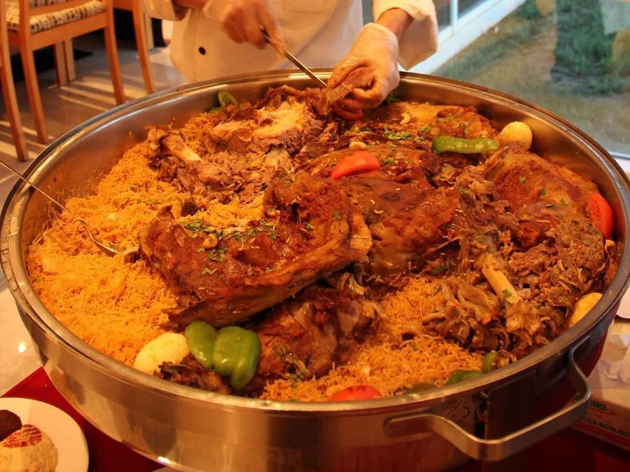 Ghuzi là món ngon hấp dẫn du khách nên thử một lần khi đi tour du lịch Dubai