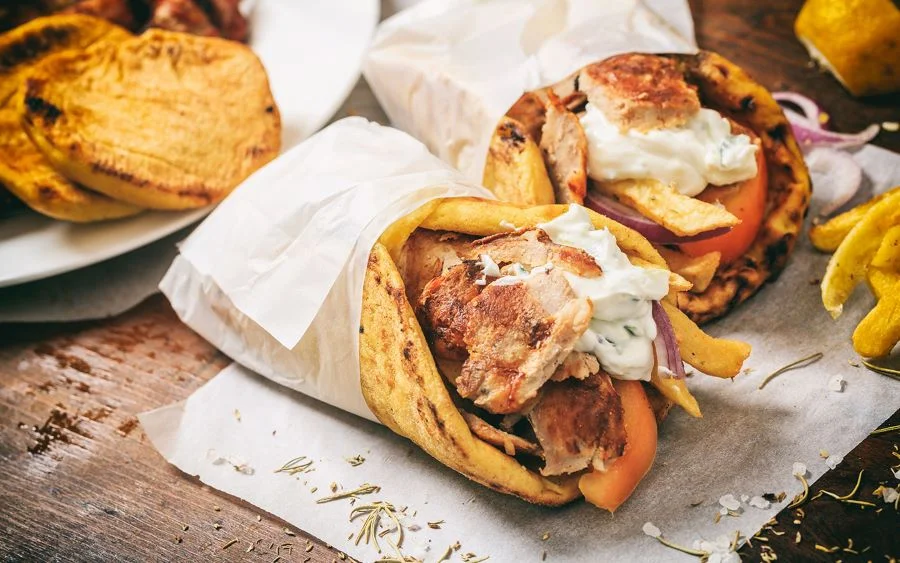 Bánh kẹp Shawarma - món ăn phổ biến có thể tìm thấy ở bất cứ đâu tại Dubai