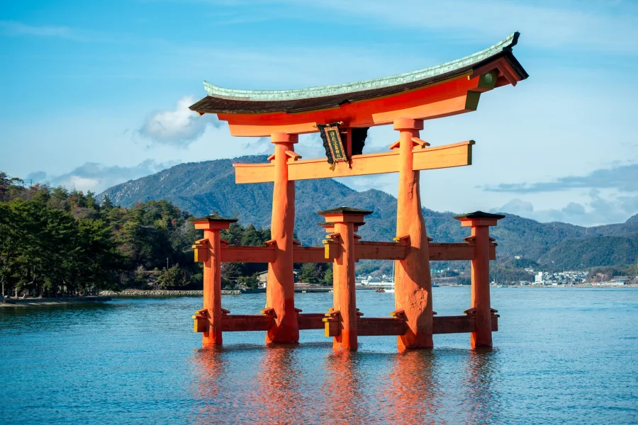 Cổng Torii, với hình dáng đặc trưng và màu đỏ tươi, thu hút sự tò mò của du khách khi đi du lịch Nhật Bản