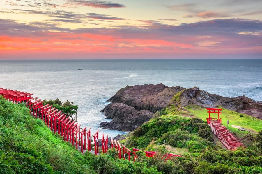 Cổng Torii tại đền Motonosumi là một trong những biểu tượng độc đáo của du lịch Nhật Bản, thu hút đông đảo du khách mỗi năm