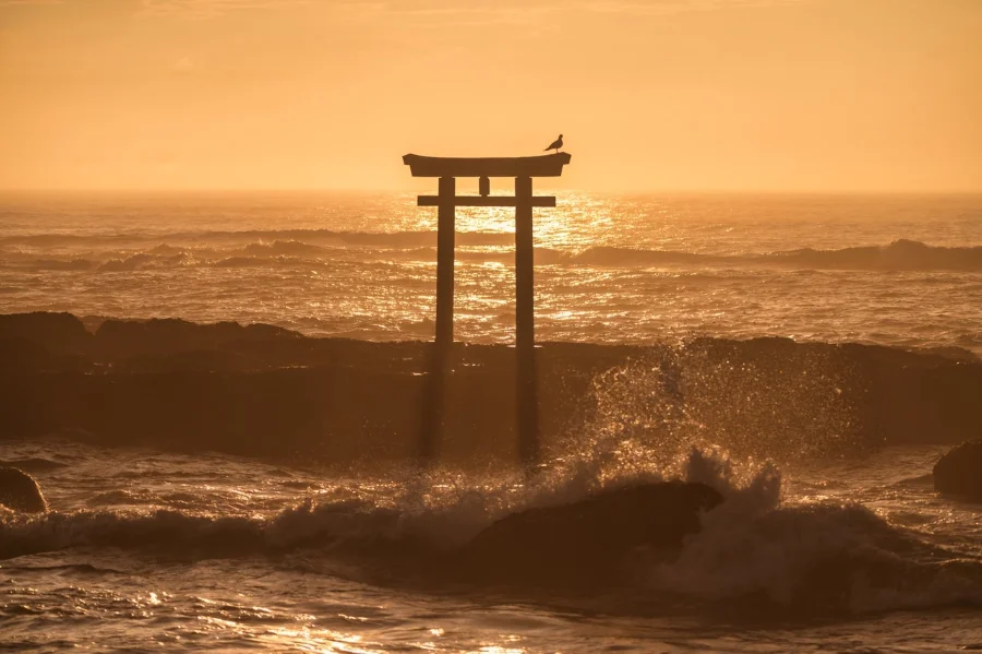 Kiến trúc của Kamiiso no Torii mang đậm nét truyền thống Nhật Bản, với màu đỏ tươi đặc trưng