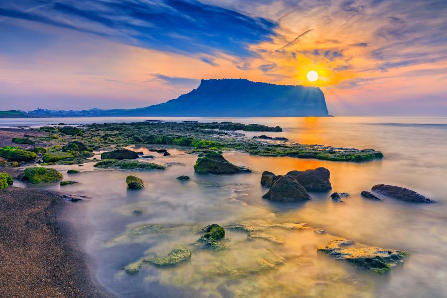 Jeju hiện lên hệt như một bức tranh sơn thủy hữu tình không chỉ đẹp về bố cục mà còn hài hòa về màu sắc