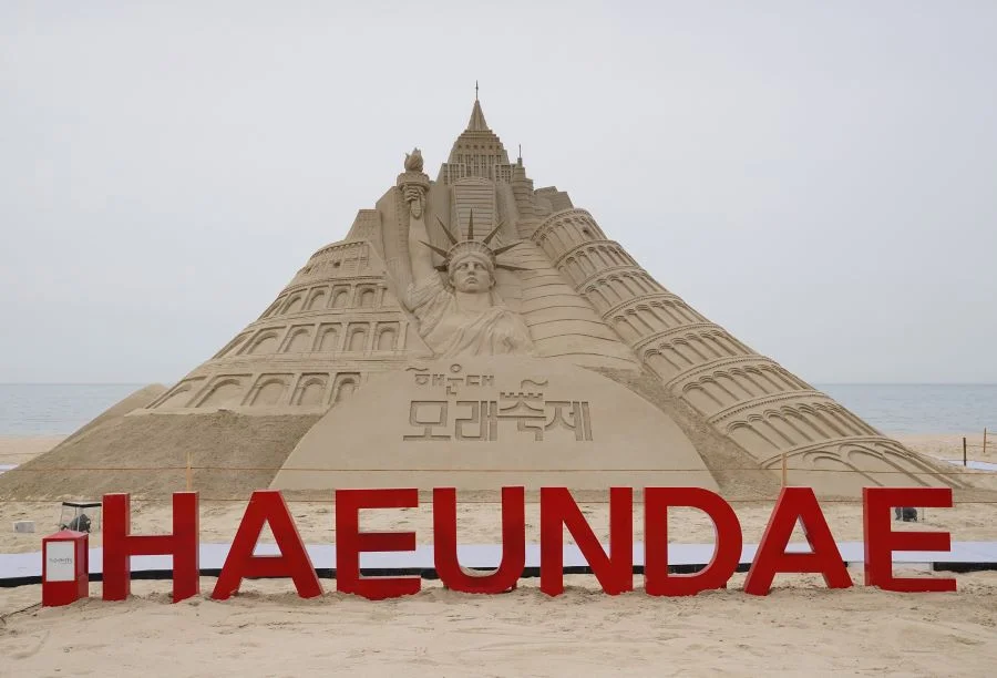 Lễ hội Cát Haeundae ở thành phố cảng Busan là một trong những lễ hội mùa hè được mong chờ nhất tại xứ sở kim chi