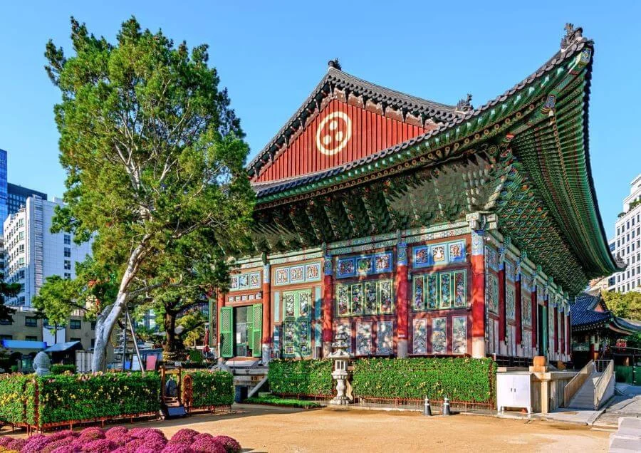 Đền Jogyesa là một ngôi chùa Phật giáo nổi tiếng, nằm ngay tại trung tâm thủ đô Seoul