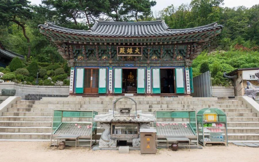 Chùa Hwagyesa là một ngôi chùa Phật giáo nổi tiếng nằm ở phía bắc Seoul