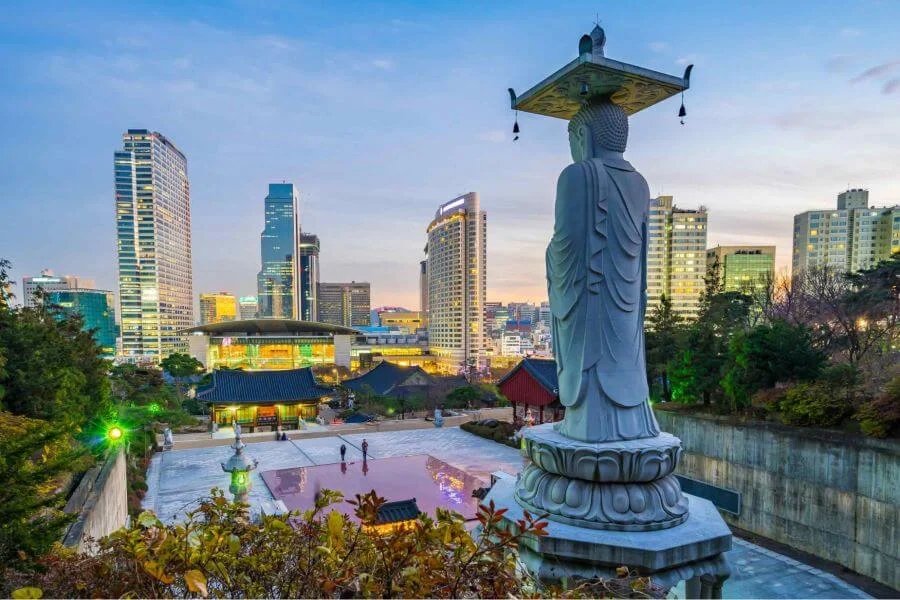 Điểm nhấn nổi bật của Bongeunsa là bức tượng Phật Di Lặc bằng đá granite cao 23 mét, sừng sững uy nghi giữa khuôn viên chùa