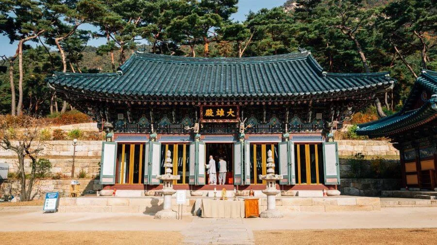 Đền Jingwansa là một ngôi chùa Phật giáo cổ kính nằm ở phía tây Seoul