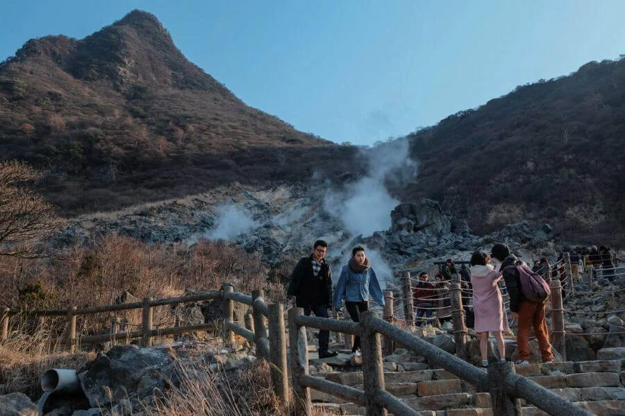 Đi bộ khám phá Owakudani cho phép bạn cảm nhận trọn vẹn vẻ đẹp hùng vĩ và độc đáo của vùng đất núi lửa này
