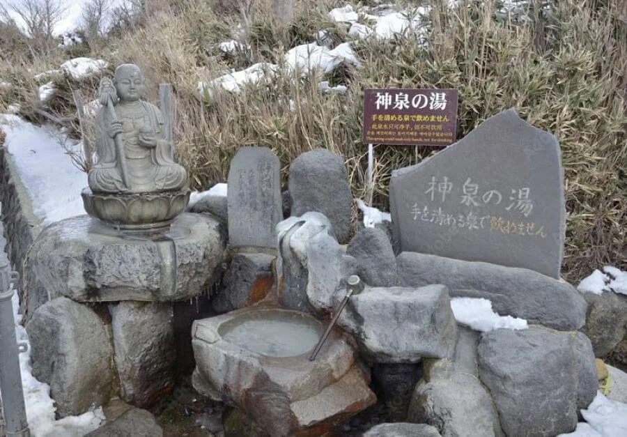 Tượng Enmei Jizo Son là một biểu tượng tâm linh quan trọng tại thung lũng Owakudani