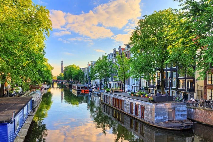 Amsterdam của Hà Lan sở hữu hệ thống kênh đào chằng chịt uốn lượn quanh co dọc khắp thành phố 