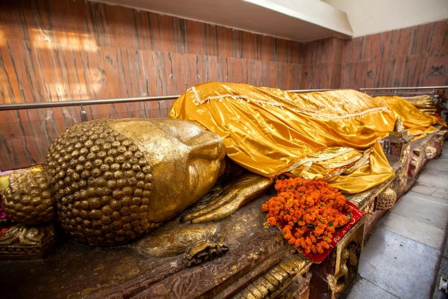 Tại đền Mahaparinirvana - nơi có đặt bức tượng Đức Phật nằm ở tư thế nhập niết bàn