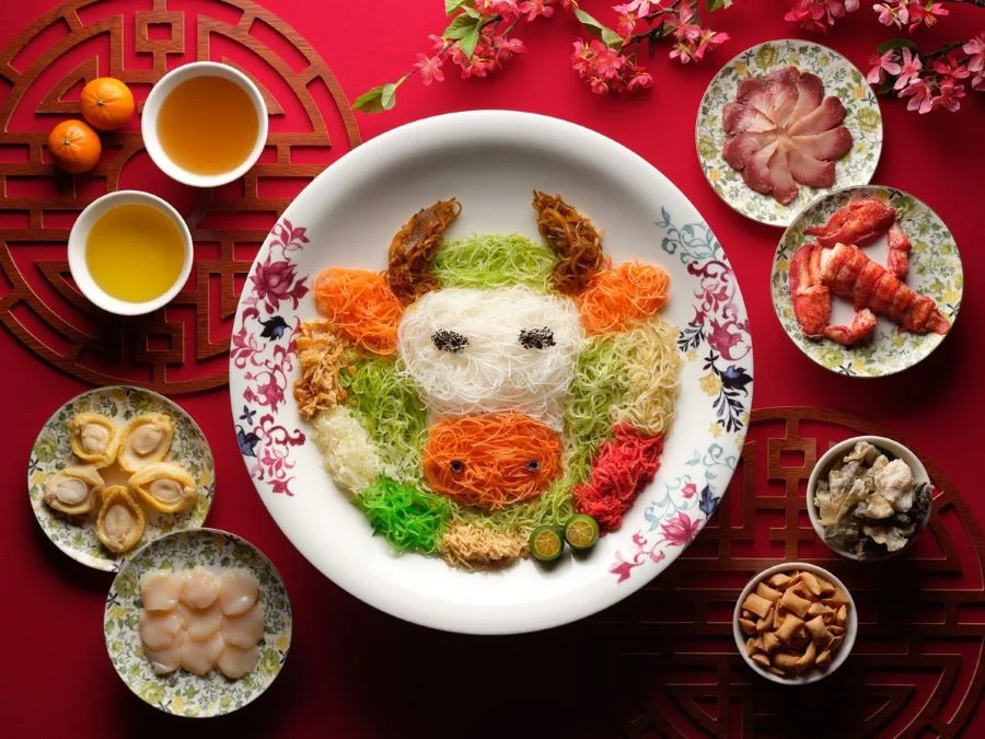 Yusheng là món gỏi cá ăn kèm với các loại rau chẻ tươi sống, giòn giòn cùng một số gia vị đặc trưng