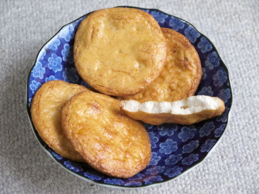 Bánh Senbei được chế biến từ nguyên liệu chính là bột gạo hay bột mì