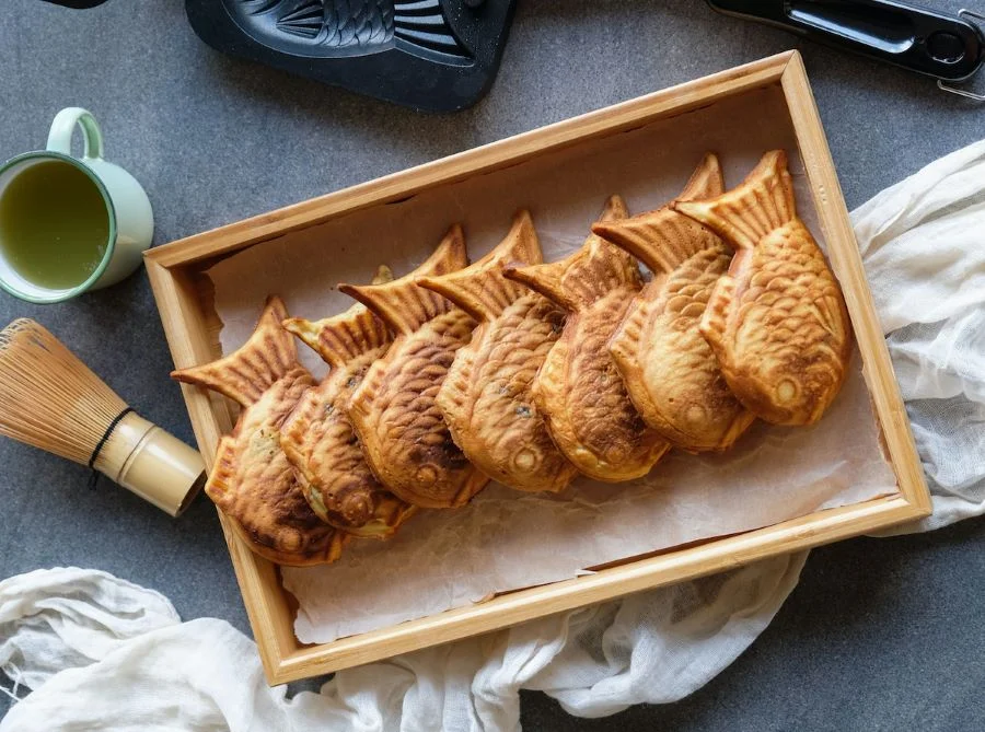 Bánh cá Taiyaki có phần vỏ làm từ bột mì, trứng, đường trong khi phần nhân thường là đậu đỏ Azuki ngọt ngào 