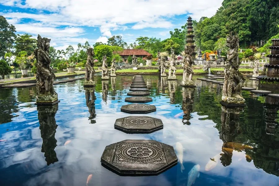 Cung điện trên nước Tirta Gangga sở hữu các tác phẩm chạm khắc đá cực kỳ tinh xảo và độc đáo 