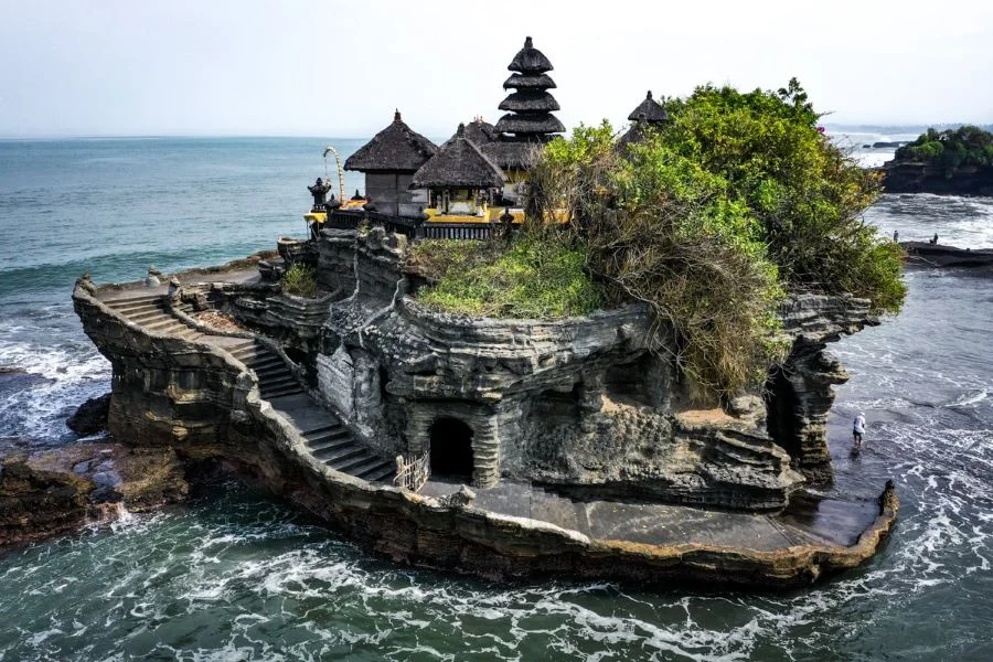 Tanah Lot xây dựng trên đỉnh của một hòn đá khổng lồ được bao quanh bởi mênh mông biển nước