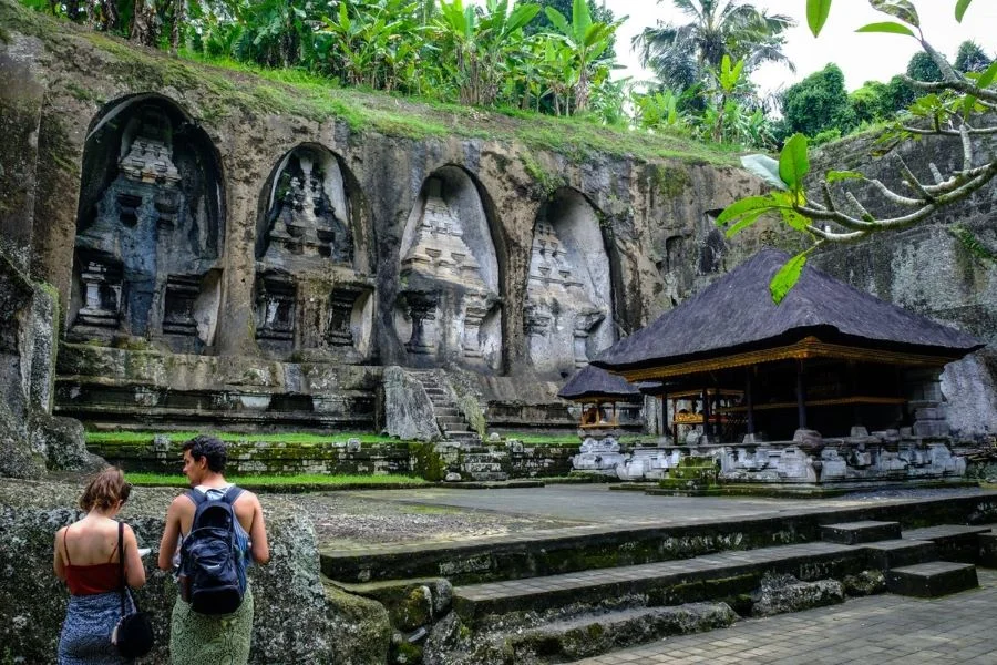 Đền Gunung Kawi sở hữu vẻ đẹp cổ kính nằm ngay bên cạnh con sông Pakerisan và được tạc trong núi