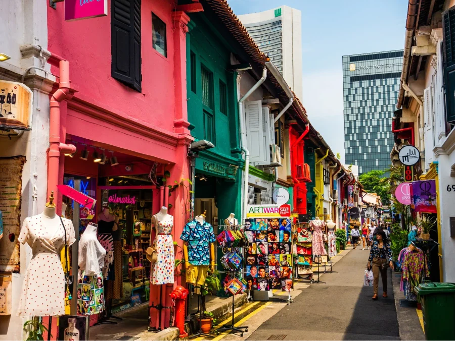 Bugis Street Market nằm ở khu phức hợp mua sắm rộng lớn - nơi bạn có thể thỏa sức khám phá thế giới mua sắm đường phố sôi động nhất Singapore